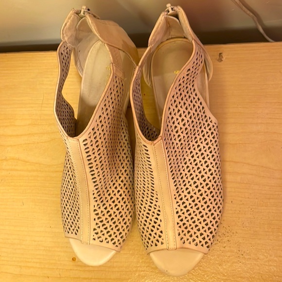 NWOT House of Fashion cream heels with cutout pattern size 9m - Picture 4 of 5